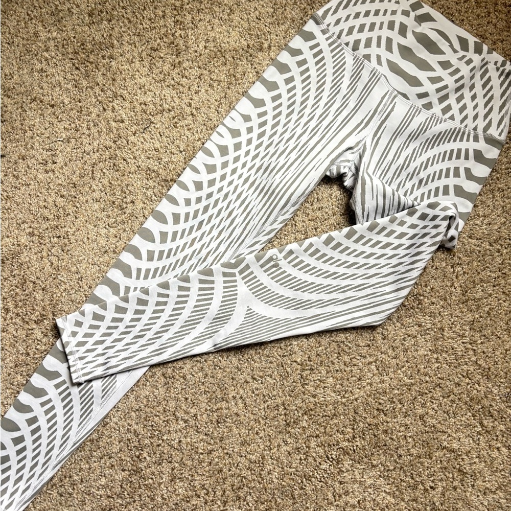 ALO Yoga White and Light Gray Geometric Leggings